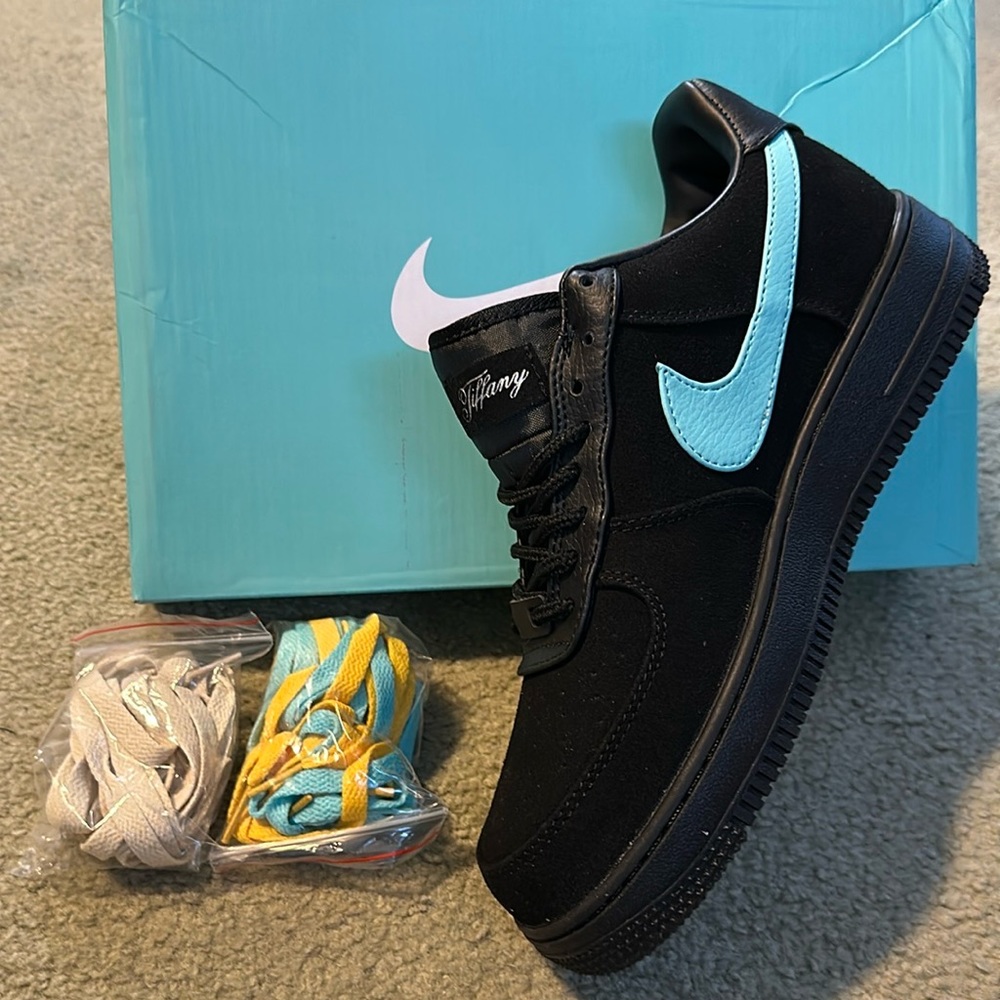 Nike sneaker Tiffany color swish black leather”, suede size 8.5 mens